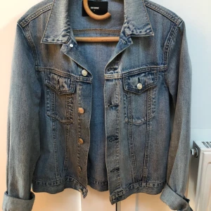 blå jeans jacka ifrån bik bok  - storlek S, frakt tillkommer! 