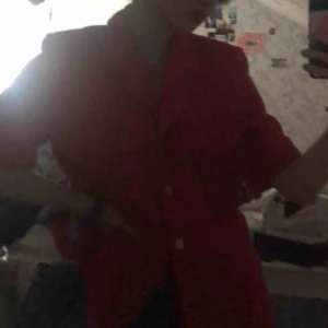  - Söt retro skjorta med axelvaddar !!