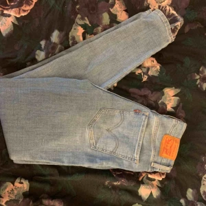  - Säljer mina super fina Levis jeans då dessa inte används längre. Det är Levis ”mile High super skinny” modell i storlek w27 L.30. Super fint skick då jag bara använt dessa ett fåtal gånger. Frakt tillkommer