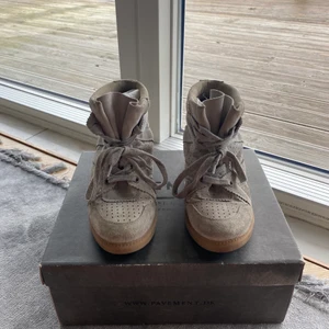 Gråa pavement skor  - Supersnygga gråa skor från pavement. Storlek 39💕 Buda!! 