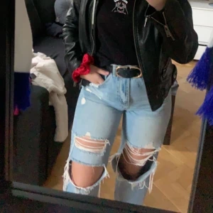 Mom jeans  - Säljer mina jätte fina mom jeans ifrån Gina tricot! Perfekta nu till hösten st 36 men passsr för 34 också!!💞