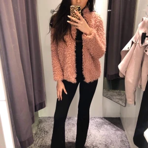 Ginatricot jacka  - En skön och söt jacka. Använd 1 gång 💕