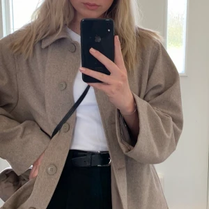 Beige Weekday Jacka L - En beige jacka från Weekday i storlek L. Köpt förra året och en aning använd men kan räkna på två händer hur många gånger, så bra skick! Jag är storlek S vanligtvis, 168cm lång, så jackan blir väldigt oversized på mig. Köparen står för frakt!🖤