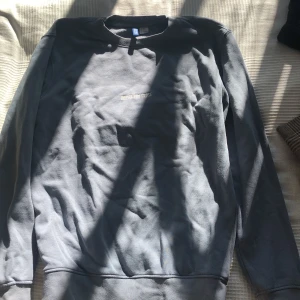 Sweatshirt - Fin blå collegetröja från hm, skick som ny :) storlek S men oversize 