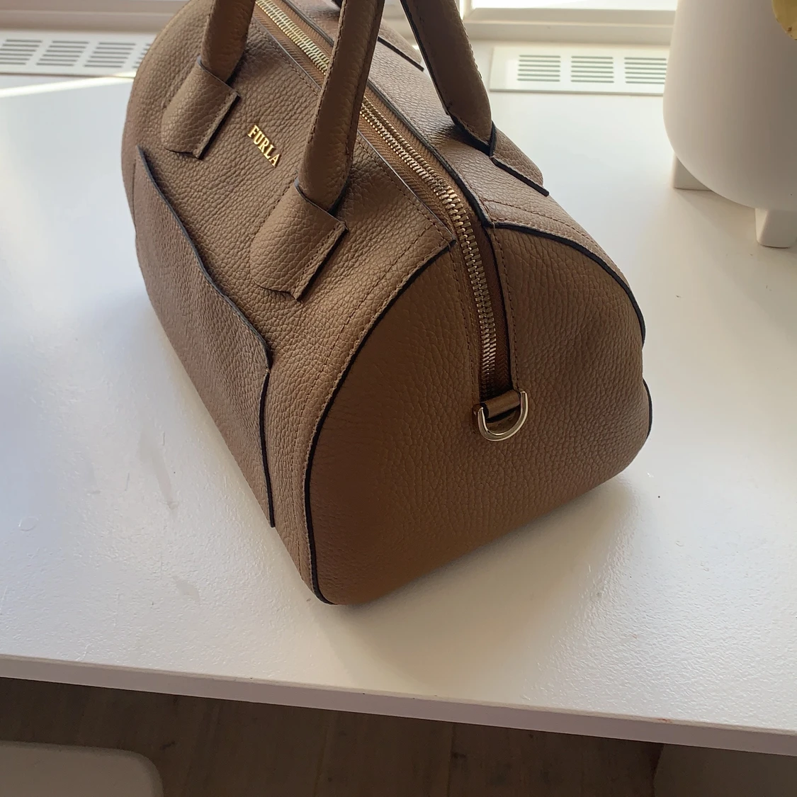 En jättefin aldirg använd furla väska i läder  - 91