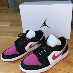 Nike air Jordan 1 - INTRESSEKOLL på mina helt nya, skit snygga och oanvända (Endast testade) Jordans i färgen Svart/Vit/Cactus Flower. Slut på alla ställen. De är äkta🌺 Säljer endast vid bra bud.