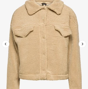Säljer Teddy jacka fr gina - Använt få gg, som ny. Säljer för 270kr köptes för 400kr