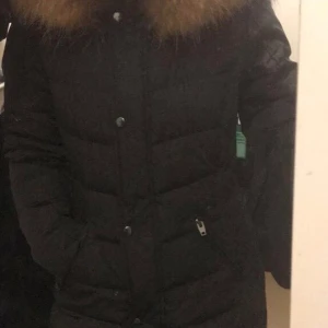 Vinterjacka  -  Rock and Blue jacka i modellen Limitless säljs för 2850kr men piset kan diskuteras. Jackan ser ny ut och är knappt använd där med i ett väldigt bra skick. Jackan är i storlek 36 med äkta päls och dun alltså är den väldigt varm och skön till vintern.