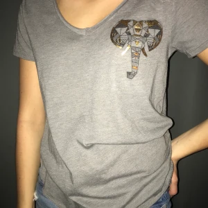 Grå t-shirt Hollister - Grå t-shirt från Hollister, strl XS. Oanvänd, endast testad. Köpare står för frakt