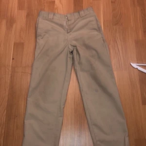 Chinos  - Beiga chinos från carhartt köpte för 1100 på Zalando skick 8/10 det står att dom är 28 men dom är mer 30