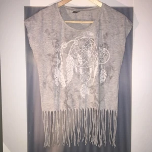  - Grå T-shirt med fransar :) 