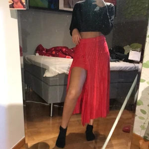Somrig kjol - Jättebekväm kjol i lite rödglittrigt tyg med en underkjol och slits. Man kan bära slitsen åt vilket håll man önskar och man kan även (som man ser på andra bilden) täcka för slitsen enkelt om det önskas. Superskönt och luftigt material som är perfekt för sommarvärmen! 💕