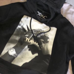 Intressekoll! Tupac hoodie från Junkyard stl S - Intressekoll på min sköna 2pac hoodie från junkyard i storlek s. Säljer vid rätt pris💓