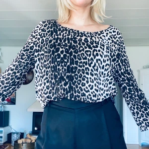 Djurmönstrad topp - Djurmönstrad topp från Lindex med en guldig dragkedja i nacken. Använd men i ett jättebra skick. GRATIS FRAKT🦋