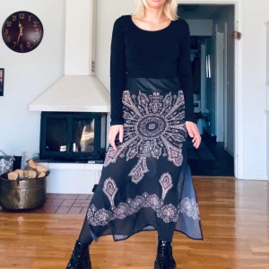 Långklänning - Långklänning med en underkjol. Den är transparent nedtill och åtsittande upptill. aldrig använd så i jättefint skick. GRATIS FRAKT🦋