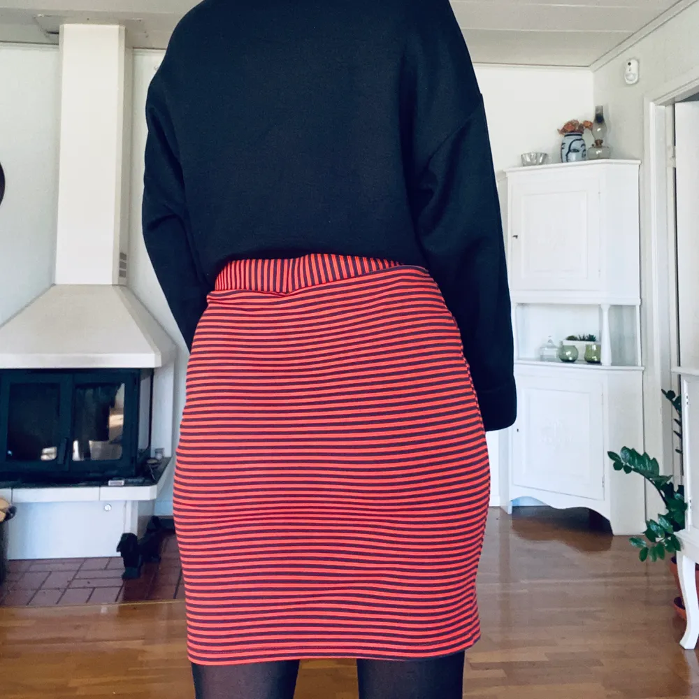 Randig kjol i färgerna marinblå och röd från Holly & Whyte, Lindex. Använd några gånger men i jättefint skick. GRATIS FRAKT 🦋. Kjolar.