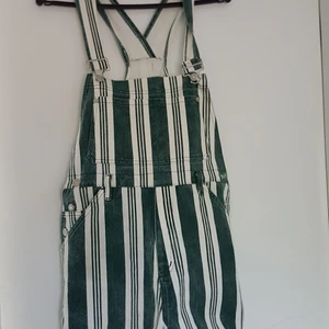 Hängsleshorts i storlek M - Jag köpte denna begnad via schpock men de var  tyvärr för stora för mig.           Storlek M. I bra skick.