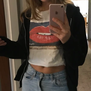 graphic tee - Skitsnygg t-shirt från thecoolelephant inköpt förra året som tyvärr inte kommer till användning. Inga defekter eller fläckar. Storlek s, nypris 350kr . Möts upp i sthlm/huddinge eller fraktar