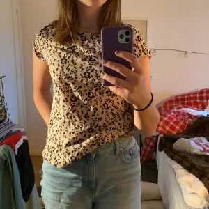 Leopard t-shirt - Supergullig🤩