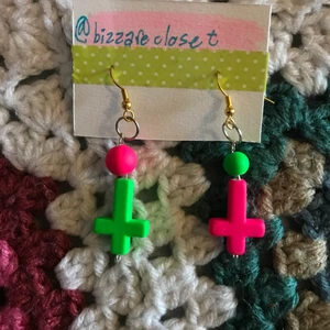 Örhängen med kors ✝️💚 - Säljer dessa örhängen med uppochnervända kors och pärlor i neonfärger. Gjorde dem själv!