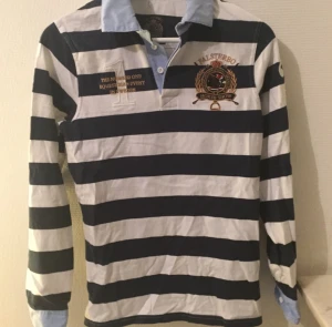  - Blå/vit randig rugbytröja 