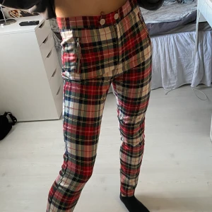 H&M byxor - Ett par kostymbyxor köpta förra året från H&M. Perfekta nu inför vinter och jul! Stretchigt material och sitter som en smäck. Storlek 36. Nästan aldrig använda förrutom på julen förra året.