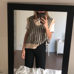 Trendig zara väst - Säljer denna super snygga zara västen i perfekt skick! Skriv privat om du är intresserad.