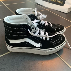Vans - Säljer dessa svarta vans i mycket mycket bra skick. Storleken är 37, skriv för fler bilder, kan både mötas och frakta❤️❤️