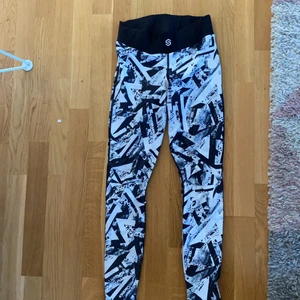 Stronger - Säljer dessa träningstights från stronger. Fint skick. Buda från 200