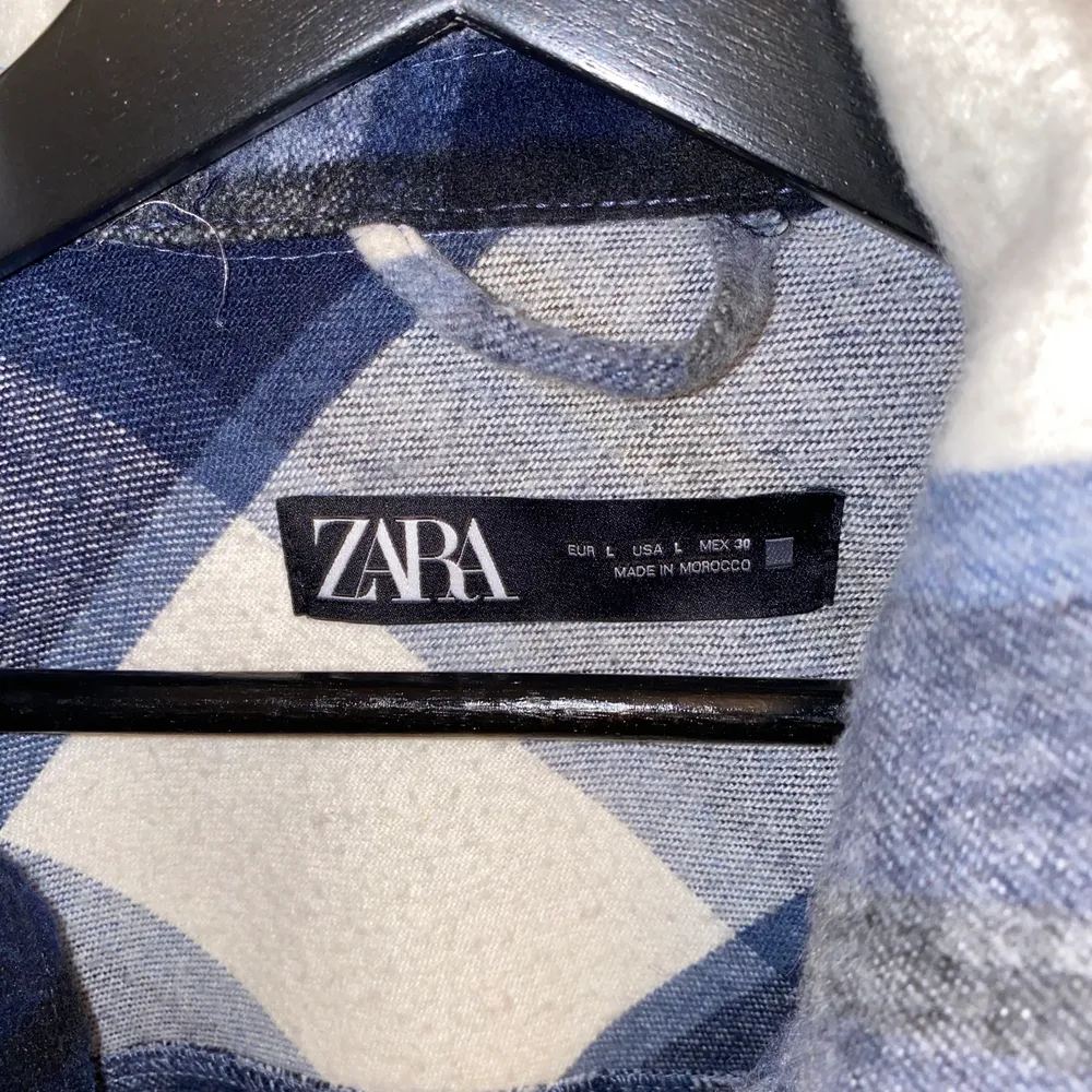 Den blåa populära Zara jackan i storlek L. Jackor.