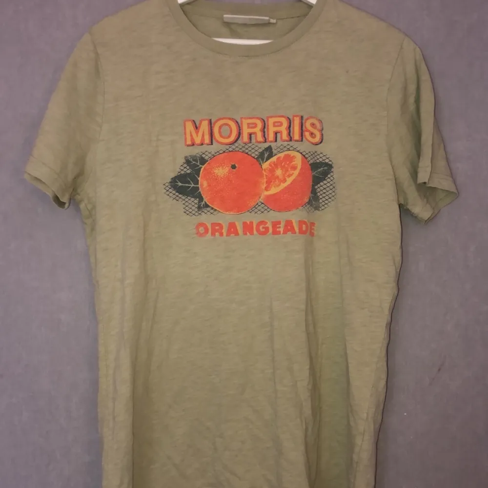 En väldigt vintage morris t-shirt där trycket är lite skrapad. Känns som en xs-s. Köparen står för frakt . T-shirts.