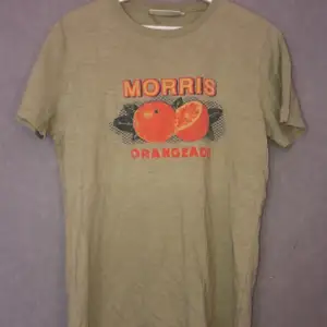En väldigt vintage morris t-shirt där trycket är lite skrapad. Känns som en xs-s. Köparen står för frakt 
