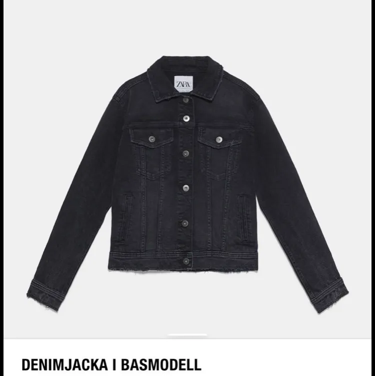 Säljer denna jeans jacka från zara. Storlek M men jag är storlek zs och den sitter snyggt på mig och passar också en s. Nypris 349 Kom med ett pris.. Jackor.