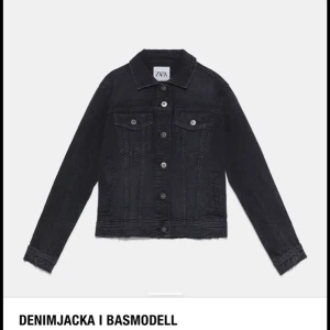 Zara - Säljer denna jeans jacka från zara. Storlek M men jag är storlek zs och den sitter snyggt på mig och passar också en s. Nypris 349 Kom med ett pris.