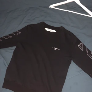 Off White tröja - Off white 3D Marker sweater.   Condition 8/10 Storlek : Small Kvitto samt tags finns