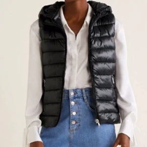 Väst - Säljer min fina dunväst från mango! Slutsåld och väldigt skön väst som passar till allt💕 den har inga skador och den är i storlek Xs men skulle säga att det är en S/M, jag har tagit av luvan just nu men skickar såklart med den, 200kr+ frakt på 59kr 
