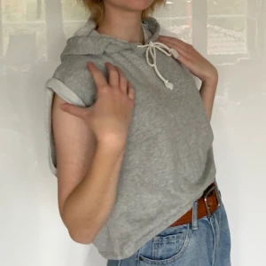 Hoodie utan armar - Grå hoodie utan armar. Från hm och använd ett fåtal gånger så i mycket bra skick. Storlek S/M. Pris 50kr + frakt🌶