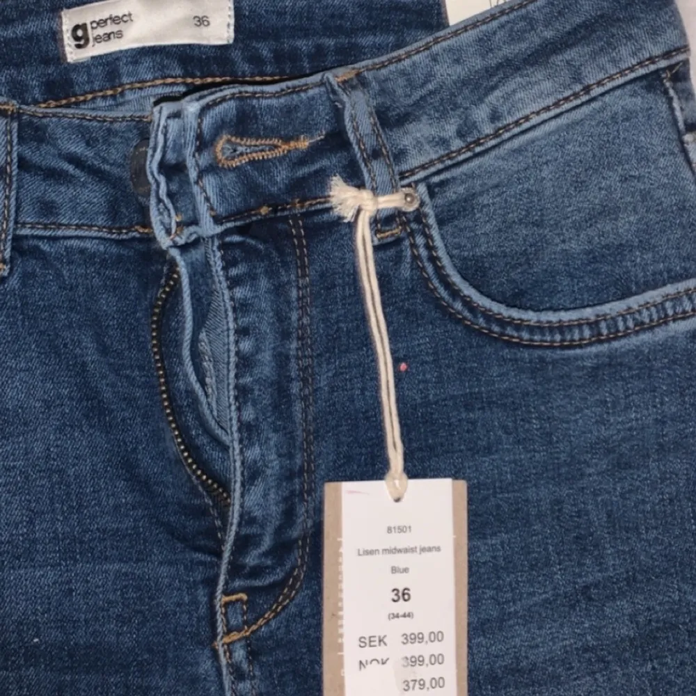 Blåa jeans, lisen midway jeans, oanvända prislapp finns kvar. Jeans & Byxor.