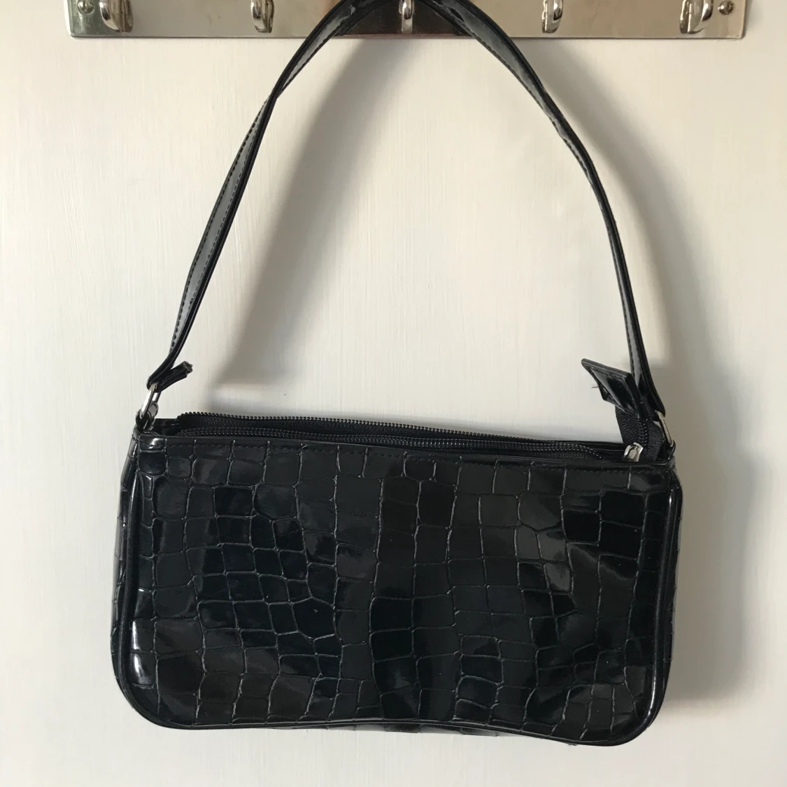 Svart krokodil lackväska