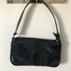 Svart krokodil lackväska  - Säljer min svarta krokodilmönstrade lackväska! 