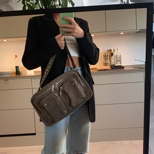 Stor nunoo väska i Manchester  - Endast använd ett fåtal gånger. Färgen är beige/ brun/grå