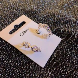 Oanvända silver örhängen - Säljer mina helt nya silver örhängen, dom är aldrig andvända och i jättefint skick. Nypris är 80kr, säljer för 35  ink frakt🥰🥰