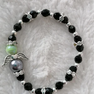 Armband Lyckoängel pärlor och strass - Armband Lyckoängel med pärlor och strass. . Det går att beställa olika storlekar. Egen tillverkning. Se mina andra annonser. Säljer även via Tradera @superbarnen och Instagram @emilysmycken. Tar Swish och Paypal. Postas genast. Alltid frifrakt. Skickar bevis i form av video/bild på postombudet. 