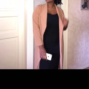 Trenchcoat - En jättefin trenchcoat som passar nu till hösten. Använt ett fåtal gånger 