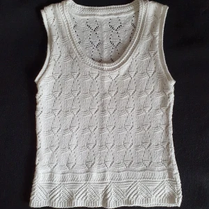 Vintage vit stickad väst - Vintage vit stickad väst. Ingen lapp om storlek men är ca som en S. Fraktkostnad blir 45kr.