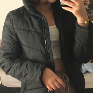 Jacka  - Skön vinterjacka med på och avtagbar mjuk luva! Stl xs-xxs, använd men inga skador eller fläckar! Smutset är från spegeln! Köparen står för frakt🤍