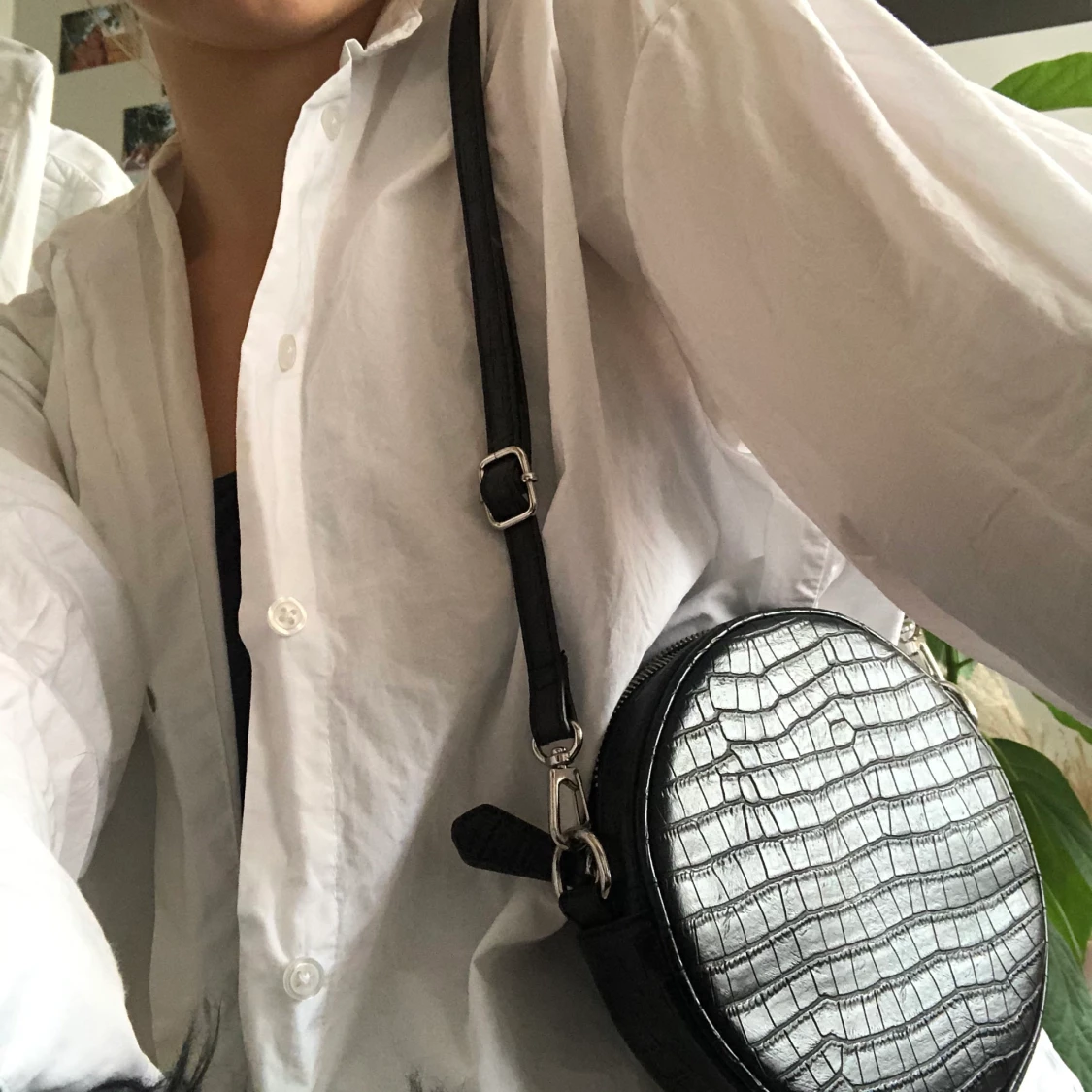 svart axelväska från monki  - 90