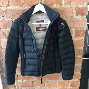 Parajumper Jacka  - Parajumper jacka, använd en säsong! Sparsamt använd