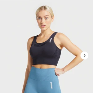 Gymshark energy seamless croptop  - Superfin och skön crop top/sport-bh från gymshark. Använd en gång och tvättad, tyvärr lite för stor för mig. Nypris 450.