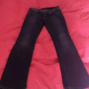 Snygga jeans från nudie jeans! Passar ngn som har strlk small-medium!De är bootcut(;